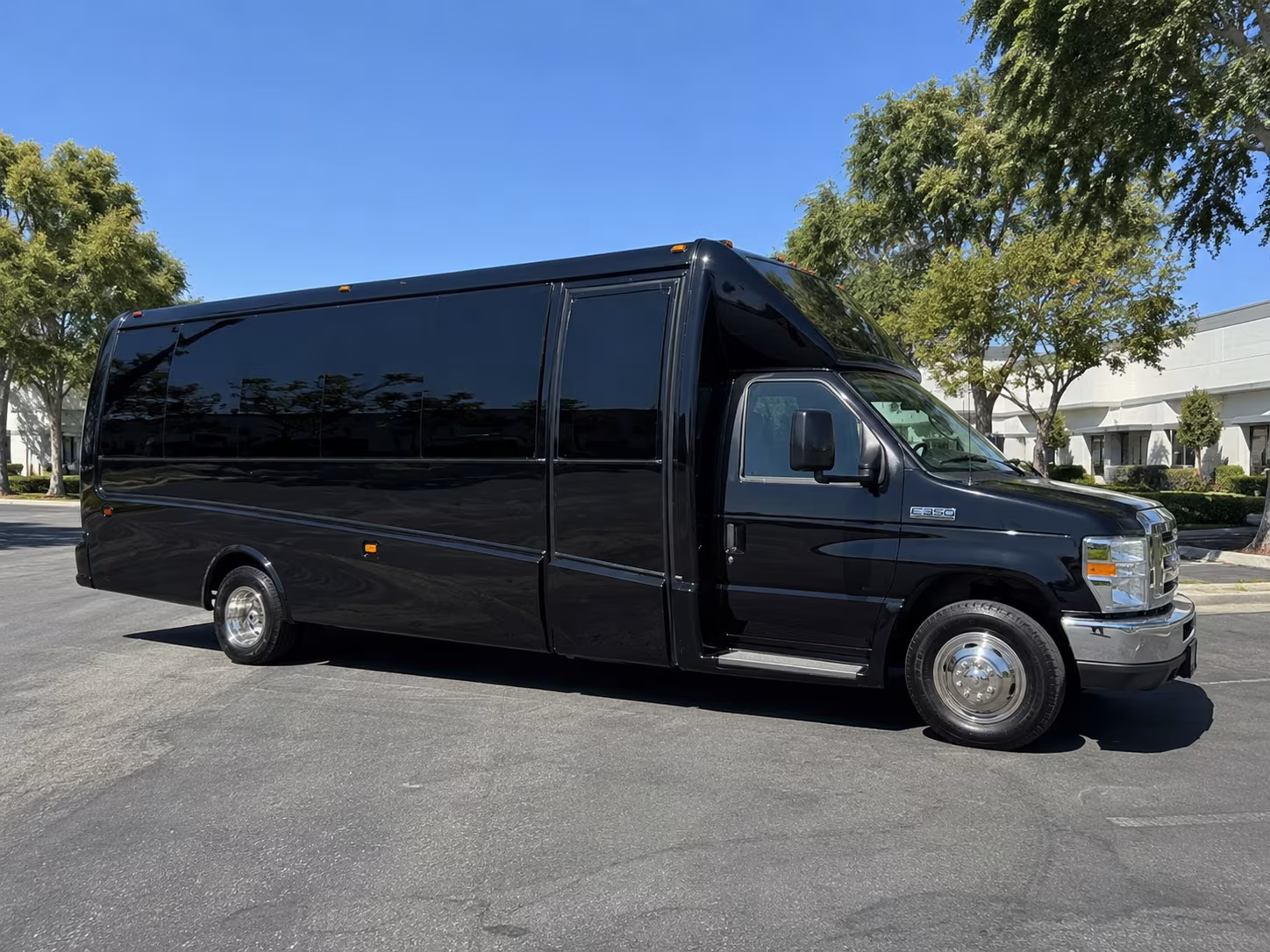 rent a hollywood prom party bus or charter bus today